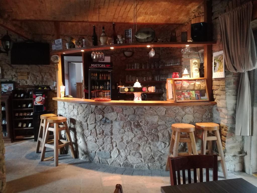 Restaurace A Penzion U Lva Карлштейн Экстерьер фото
